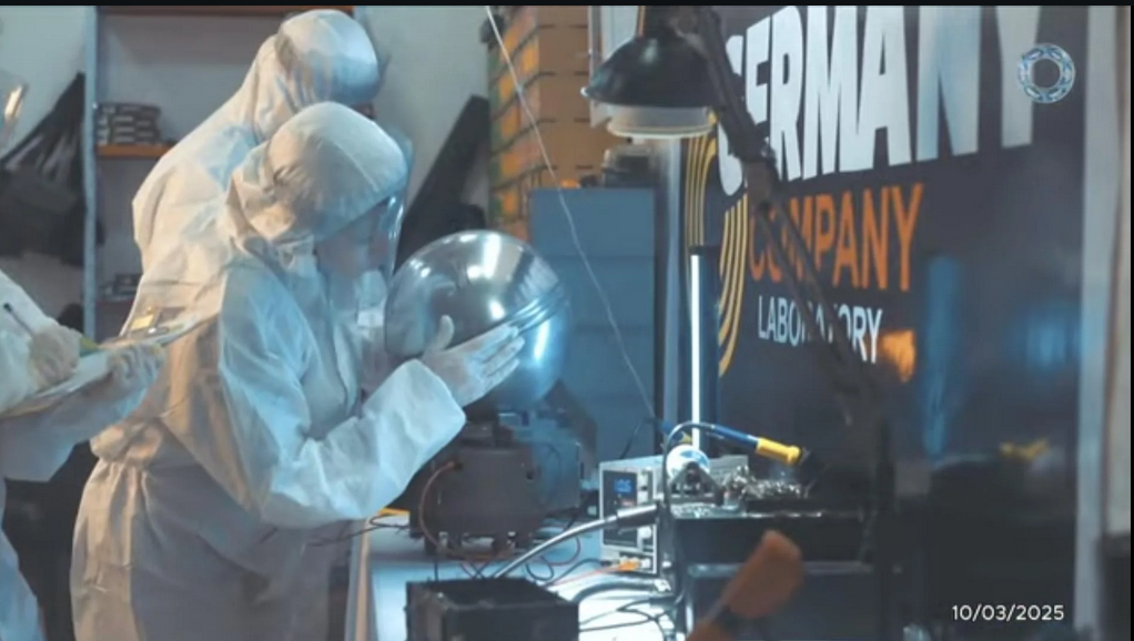 "Учёные" из конторы, торгующей барахлом для регистрации паранормального, делают вид, что изучают сферу