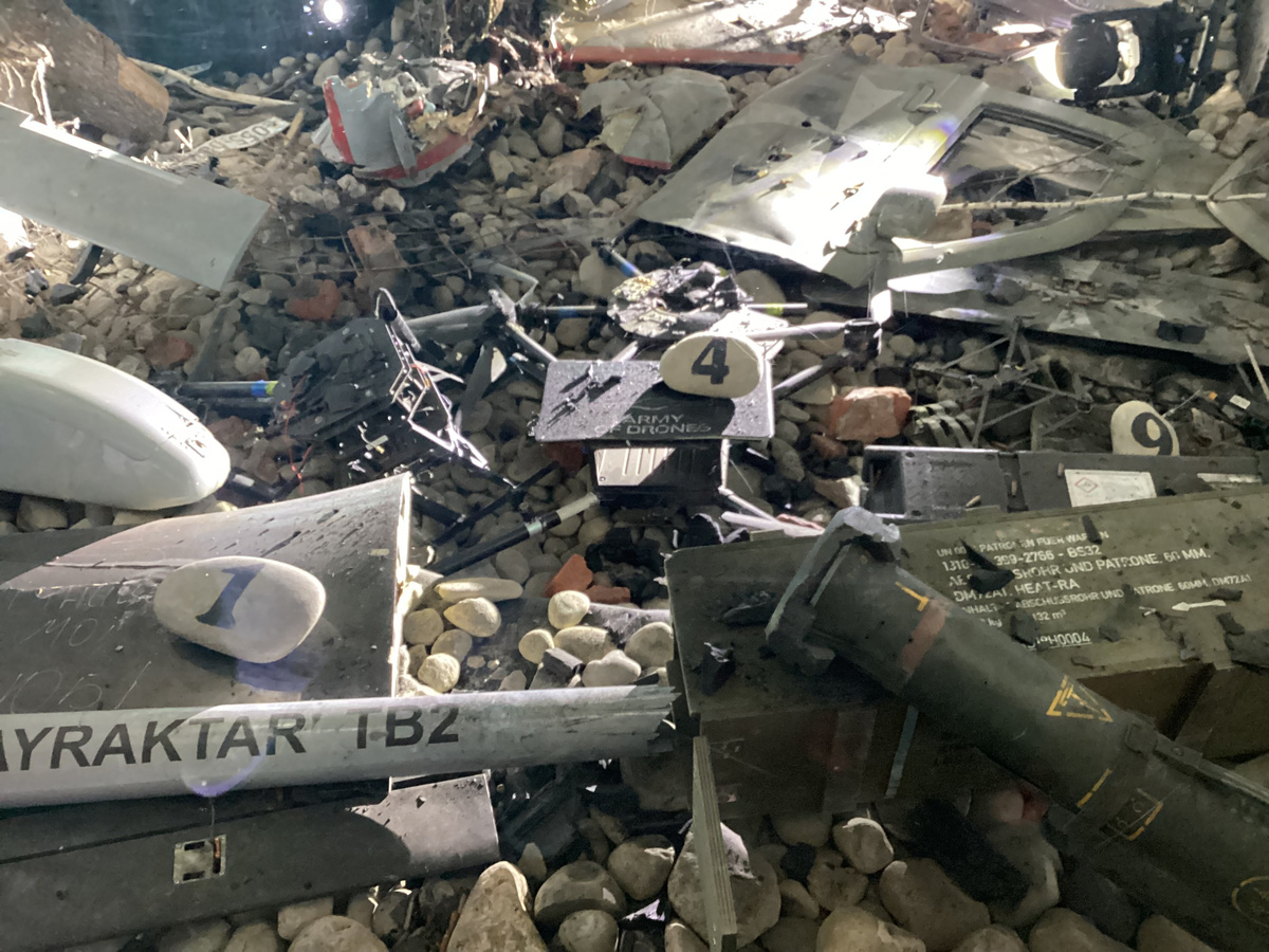 Все это лежит прямо под ногами, пол сделан из стекла