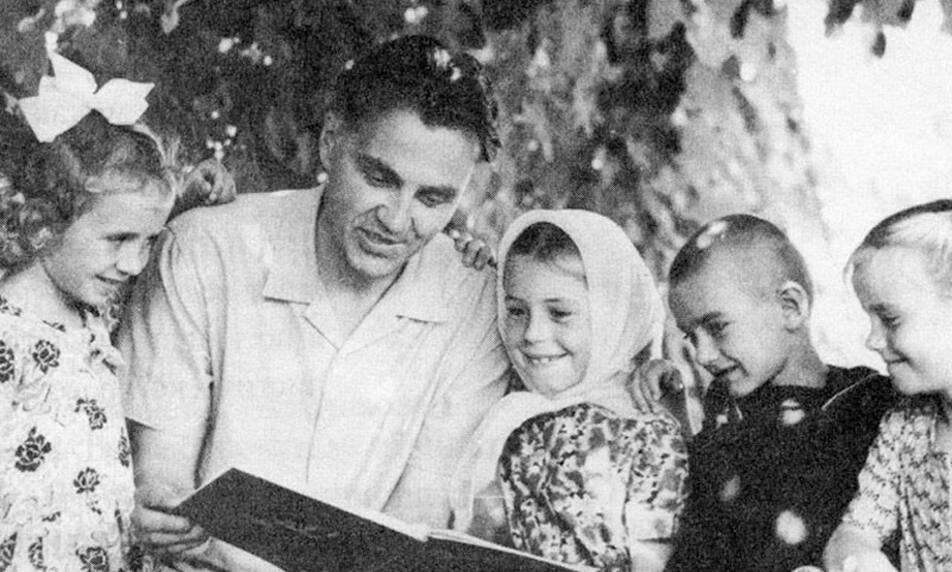 Великий педагог с детьми