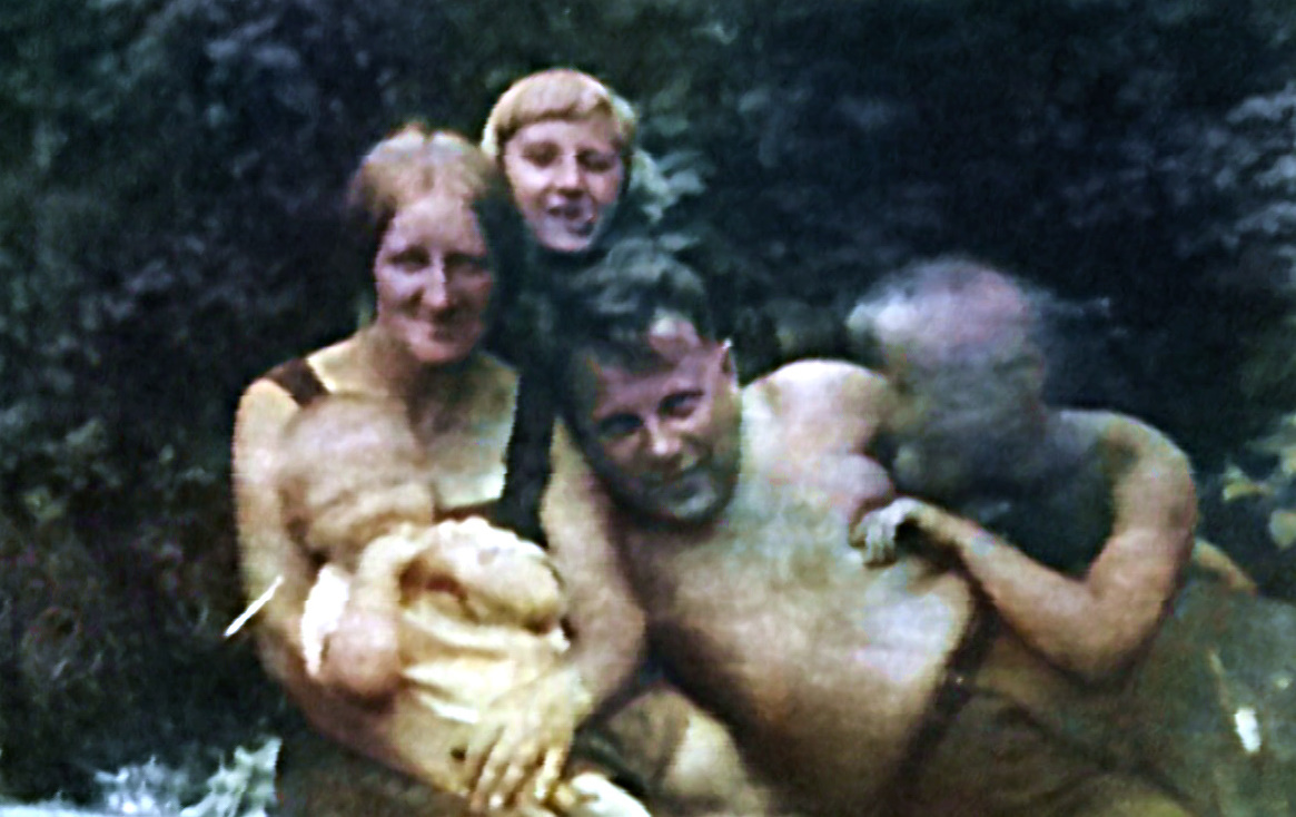 Взрослые: Ирена и Лев, Дети: примерно двухлетний дядя Эдик (1837-2016, автор этих строк присутствовал на его похоронах в феврале), справа замазанный дядя Стасик (1929-2015) и племянница Жанна