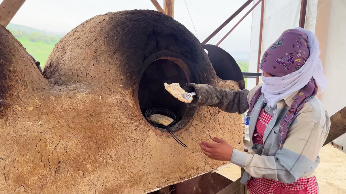 📸 Момент, когда самсу приклеивают к стенке тандыра