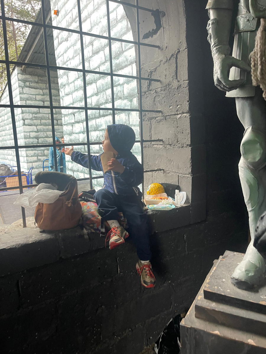 Даня проверяет, идёт ли ещё дождь