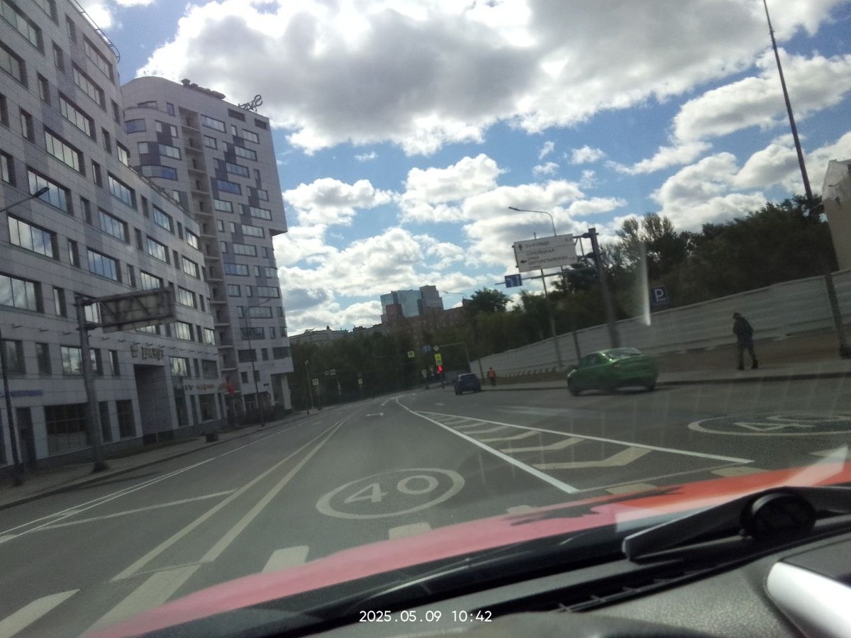 Рядом с БЦ "Двинцев" всегда пробка на светофоре.