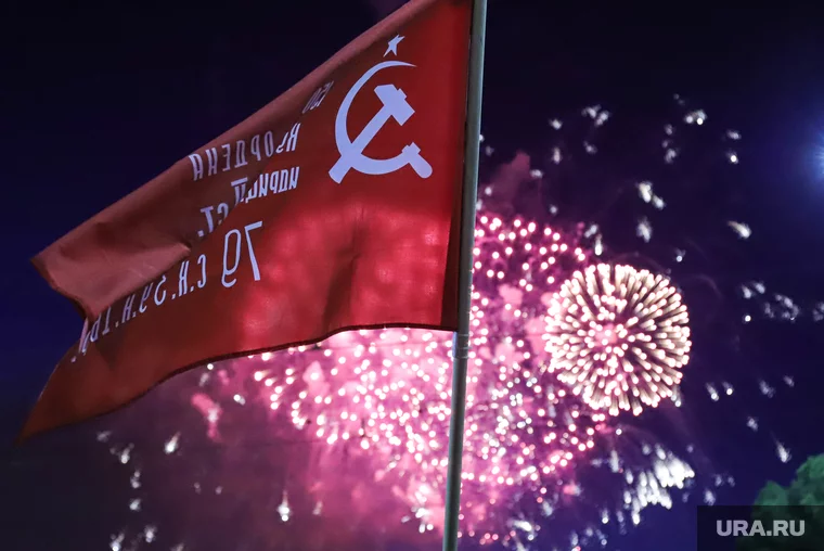 Митинги 9 мая 1945 года прошли у заводских проходных
Фото: Размик Закарян © URA.RU