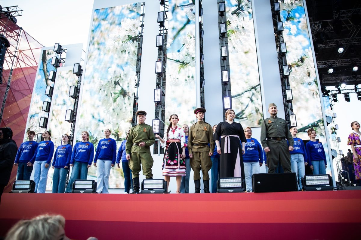    100 нижегородцев исполнили песню «День Победы» на концерте-фестивале «Военные песни у Кремля»