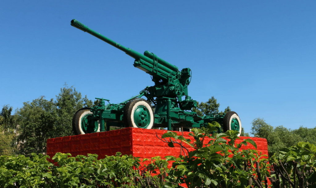 Монумент "Зенитное орудие" в Лобне.