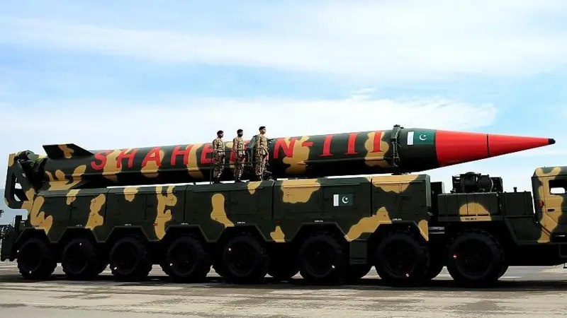 Баллистическая ракета средней дальности Shaheen-III демонстрировалась во время военного парада в Исламабаде в День Пакистана 23 марта 2016 года.