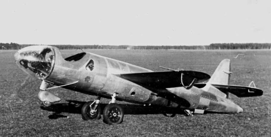 Первый в мире самолет с реактивным двигателем, прошедший испытания, был немецкий He.176. Его полет состоялся 20 июня 1939 года. Несмотря на его довоенное создание, реактивная авиация стала активно применяться только к середине мировой войны. До этого использовались турбовинтовые самолеты. Конструкторы изменили строение летательного аппарата по сравнению с моделью Коанда, убрав двигатель от пилота. Там, где пламя двигателей соприкасается с фюзеляжем, устанавливалась жаростойкая сталь, которая могла переносить высокие температуры, не разрушаясь.