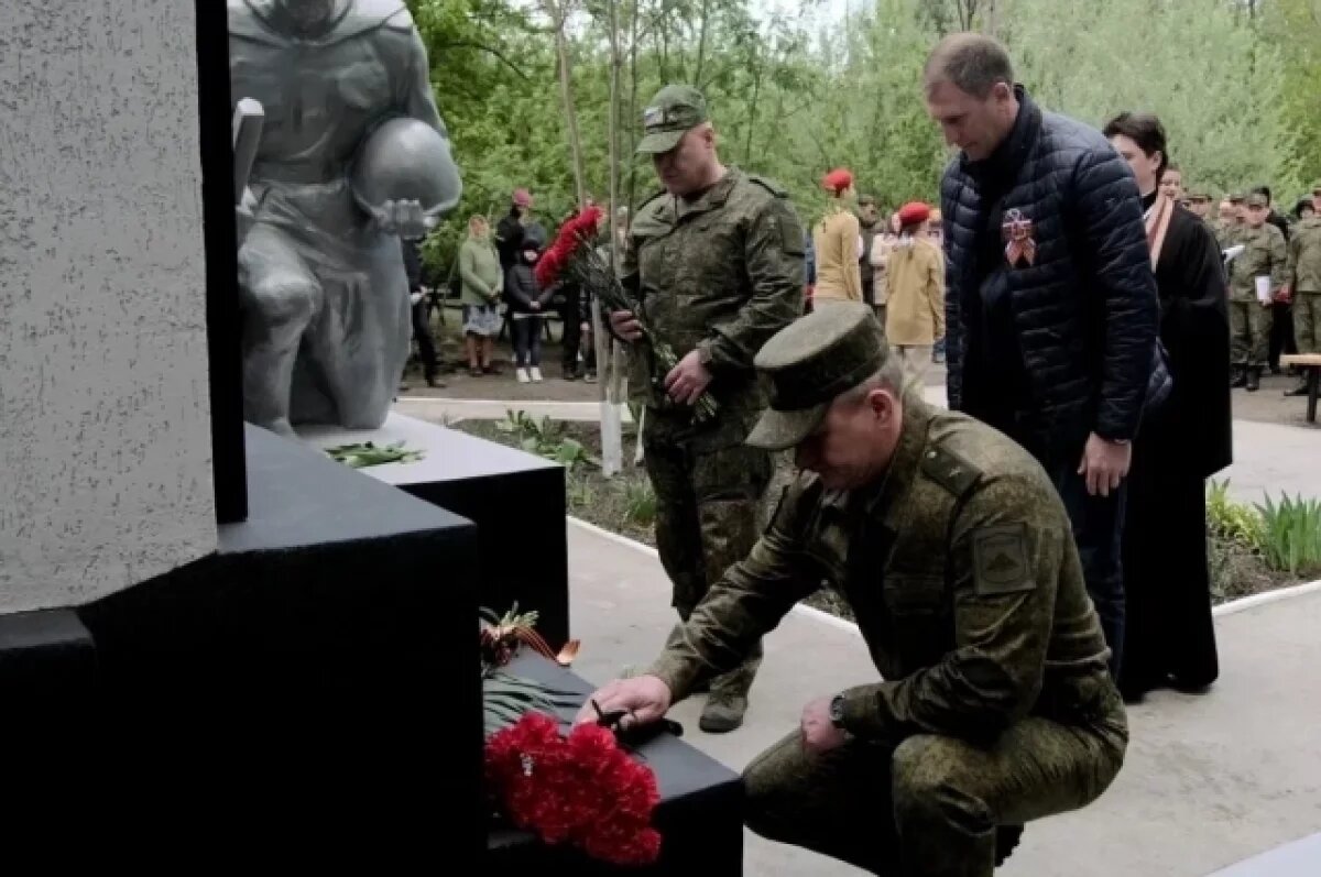    Уральцы восстановили в ДНР памятник павшим героям