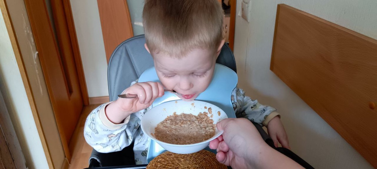 Женя с гречкой, а я ее "ловлю"