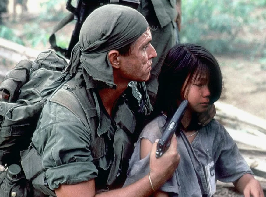 Солдат угрожает подростку