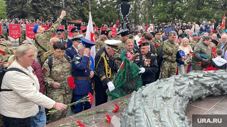 Челябинцы возложили цветы
Фото: Вадим Ахметов © URA.RU