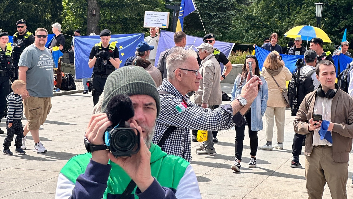     В Берлине проукраинские активисты устроили митинг рядом с шествием «Бессмертного полка» и требовали продолжать поставки оружия ВСУ / Фото из личного архива
