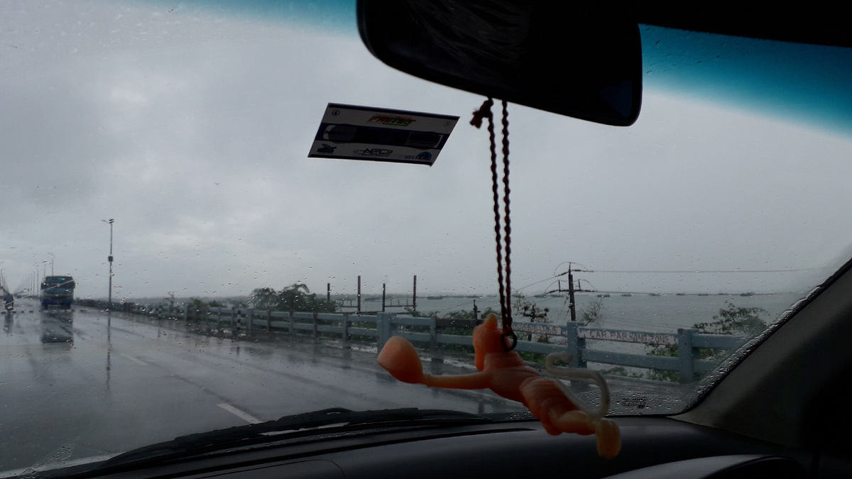 Въезжаем на мост, ведущий в Рамешварам. Погода была дождливой. Октябрь 2021 г.