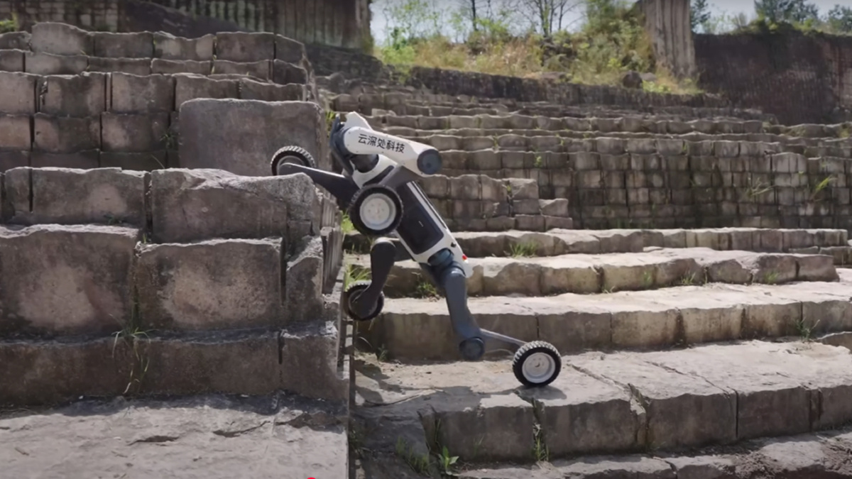 Робот-собака на колёсах доказывает свою универсальность