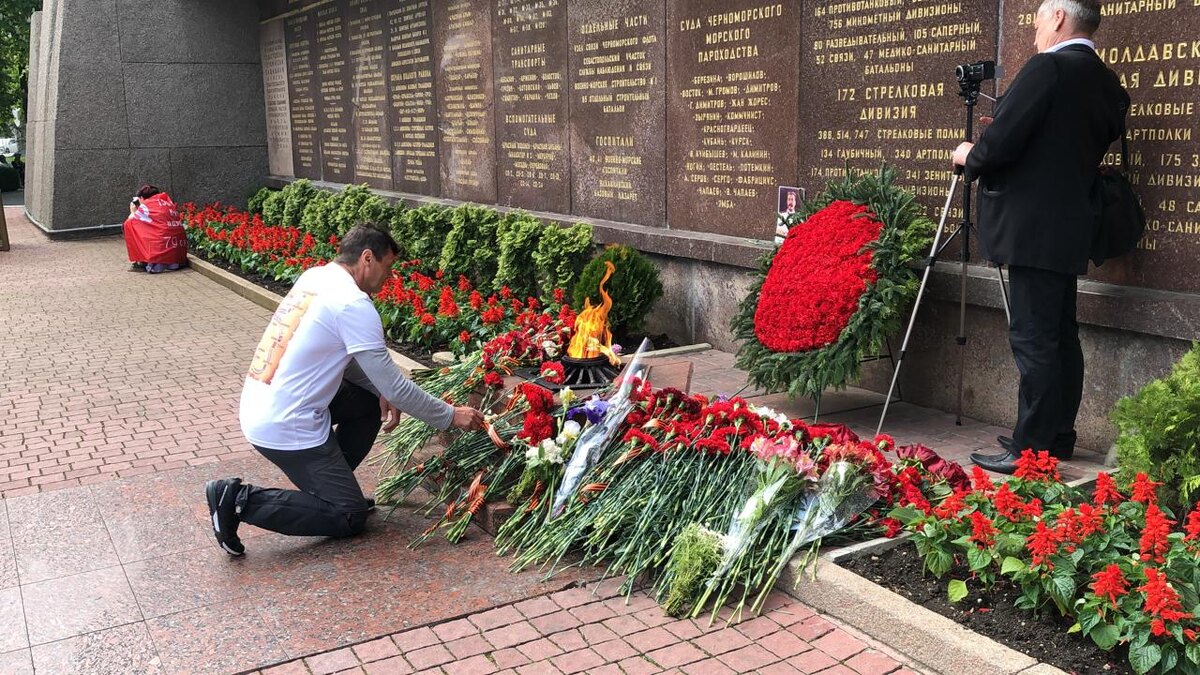 Вечный огонь мемориала Оборона Севастополя 