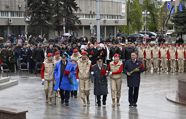 Руководители и ветераны возложили цветы к стеле «Город воинской славы» в Твери