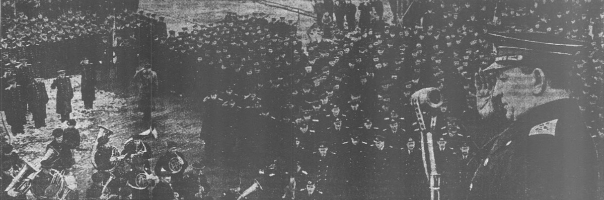 Митинг личного состава флота, посвященный победоносному завершению Великой Отечественной войны. НА СНИМКЕ: член Военного Совета Северного флота вице-адмирал А. Николаев открывает митинг. Фото Л. Огурцова. (Источник: газета «Краснофлотец»).