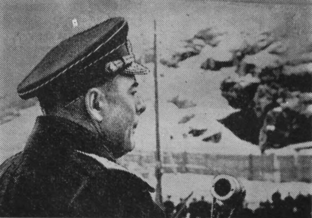 Командующий Северным флотом А.Г. Головко выступает на митинге в День Победы 9 мая 1945 г.