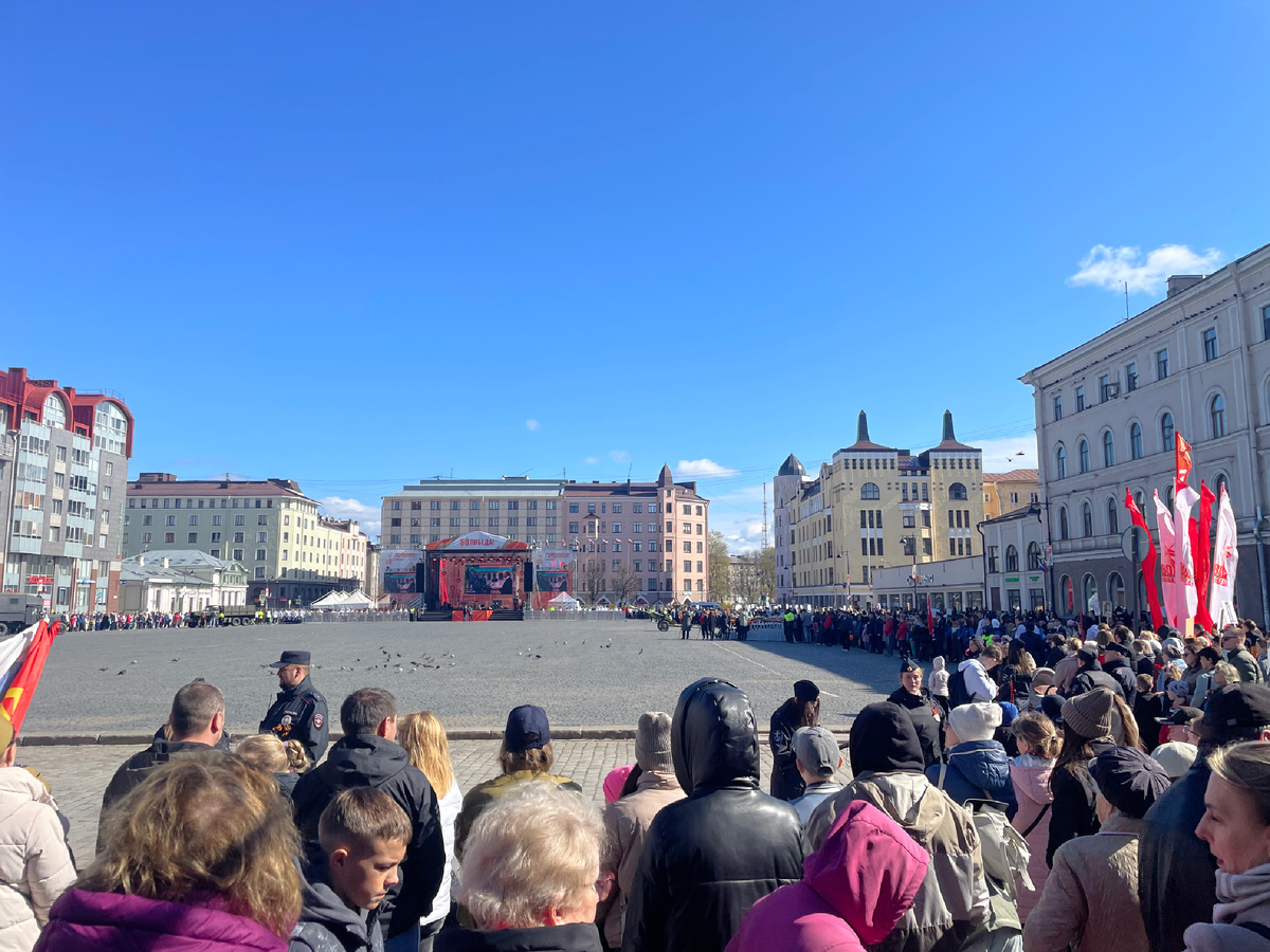 Красная площадь 9 мая в Выборге. Парад и праздничный митинг.