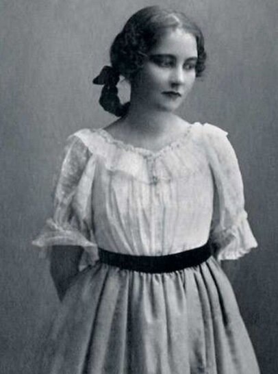 Молодая актриса Корнакова