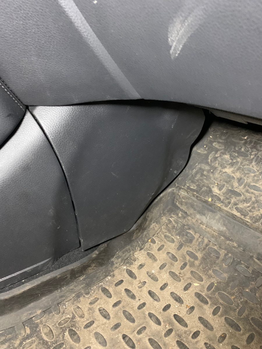 Держится на 1 клипсе и 2-х направляющих