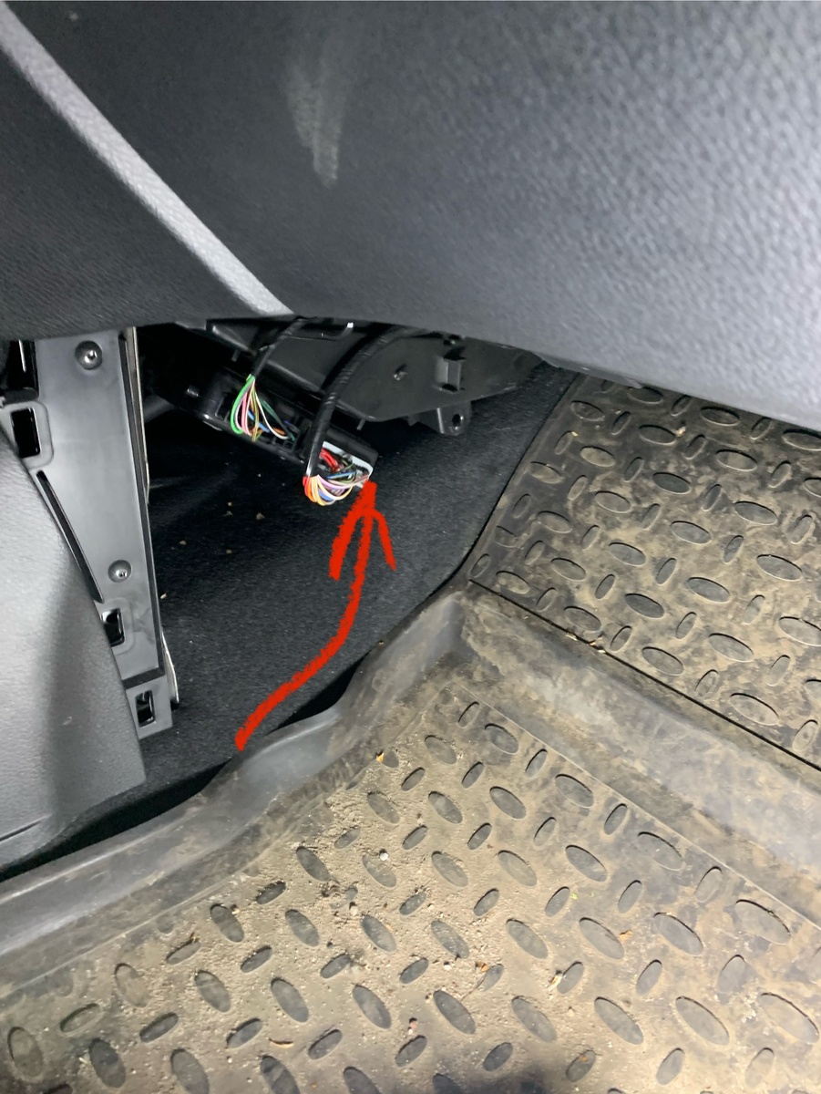 Заглядываем под бардачок 