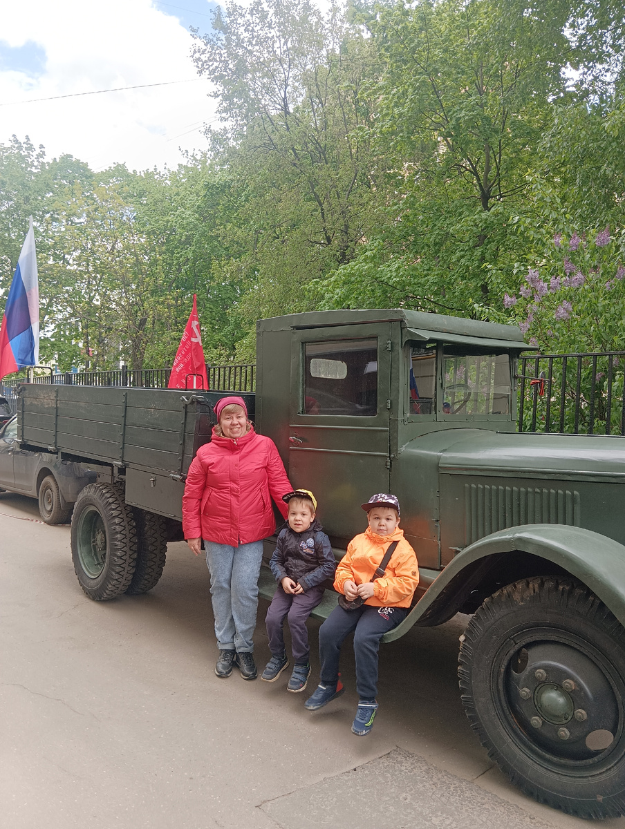 На фото я с моими младшими детьми.