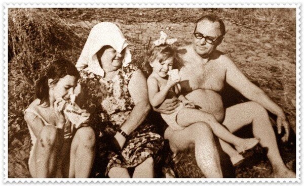 Здесь нас фотографирует мой папа, а я сижу у дедушки на коленях. Отдыхаем на речке. Лето 1979 года. Кстати, слева на фотографии - моя старшая сестра Лена. Да-да, та самая Лена, с которой мы любим проводить время вместе (правда, получается это не так часто сейчас)