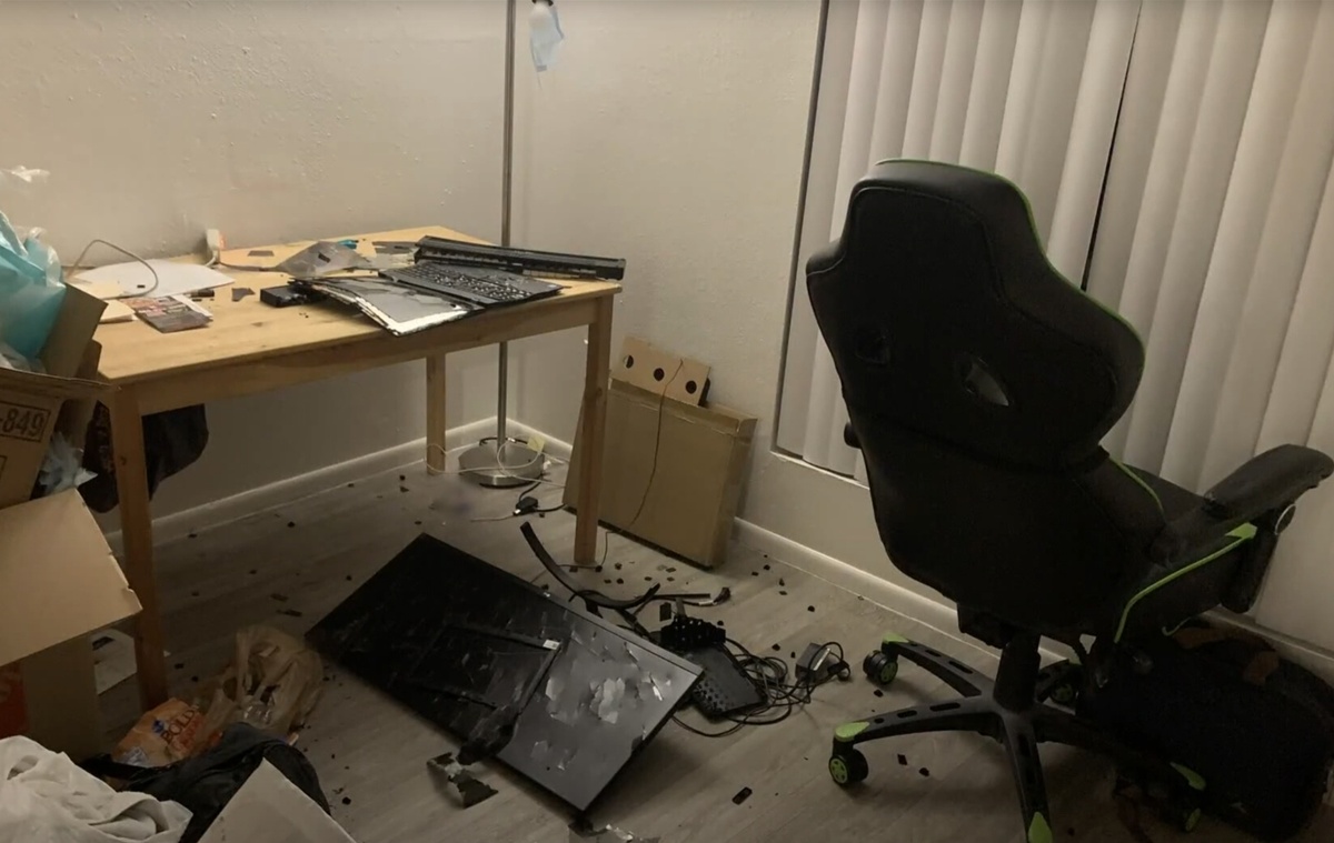 Фотографии, сделанные в комнате Юи Иноуэ.