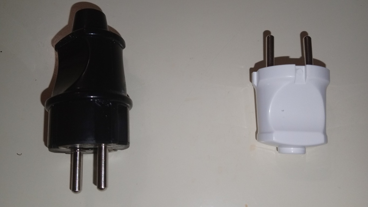 У меня две штепсельные вилки, я буду использовать белую.