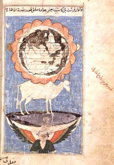 Иллюстрация из “Чудес сотворенного” Закарии аль-Казвини, показывающая “дискообразную землю, окруженную горным хребтом Каф, покоящуюся на спине гигантского быка (ар-Райян), который, в свою очередь, стоит на огромной рыбе (Бахамут), поддерживаемой ангелом. Такой тип визуализации структуры Вселенной не был чем-то необычным в 13 веке. / Источник: en.wikipedia.org