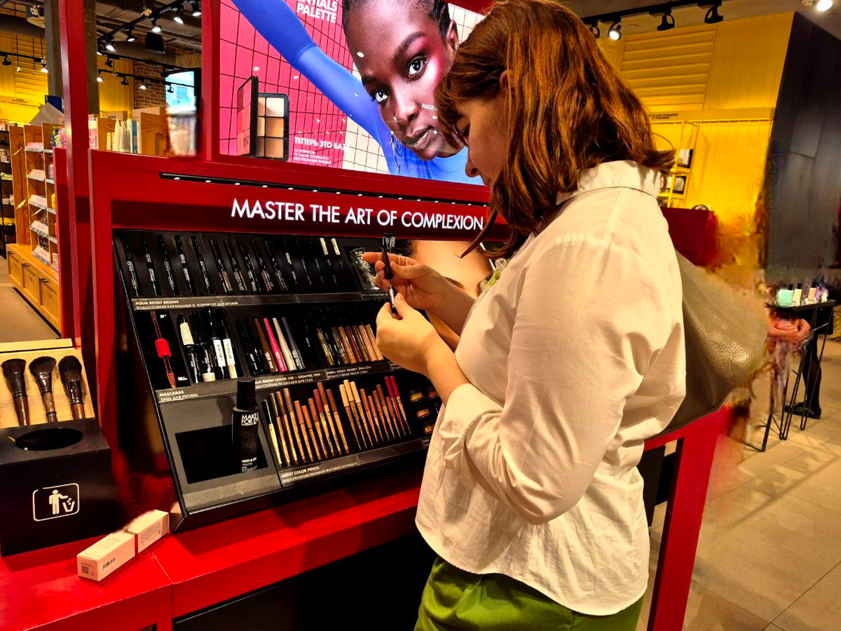 За декоративной косметикой я предпочту прийти в нормальный магазин: и цвет хочется понять не по картинке, и текстуру сразу оценить, и вообще...  