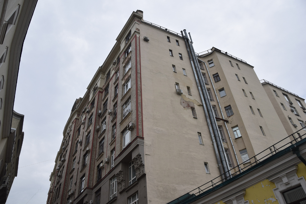 Дом Нирнзее, вид из Большого Гнездниковского переулка. Фото автора канала "Приключения Тома Сойера".