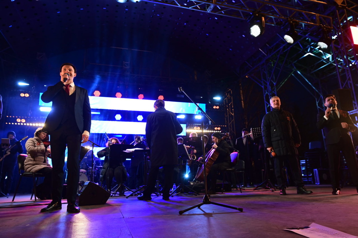    Глава Карелии Артур Парфенчиков и музыкант Эдуард Хиль на концерте в честь Дня Победы в Петрозаводске. Фото: "Республика"/ Сергей Юдин