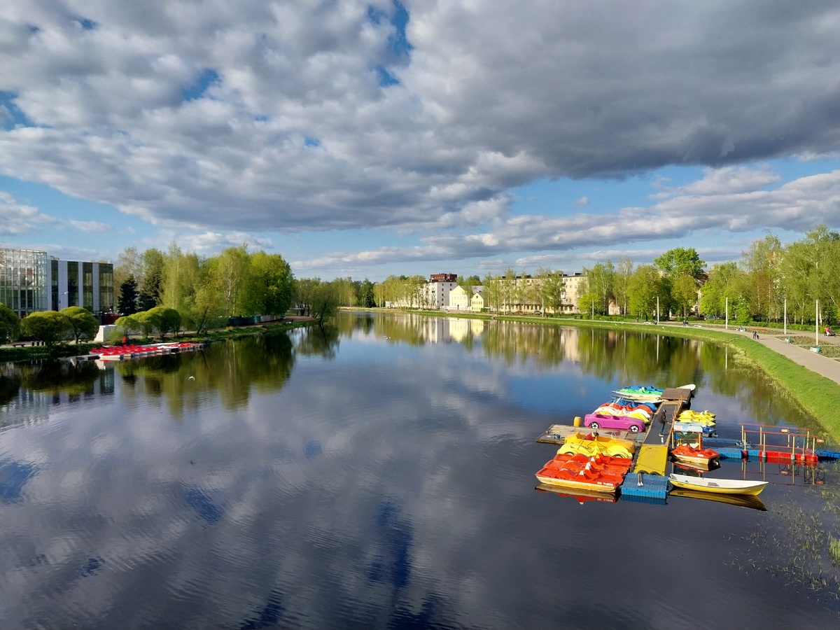 Река Ловать и разноцветные кораблики для туристов... 