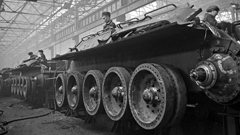     Конвейерная сборка танков Т-34 на Уральском танковом заводе №183 в годы Великой Отечественной войны РИА Новости Иван Шагин
