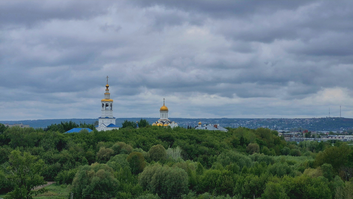 Вид из здания со студией и бассейном