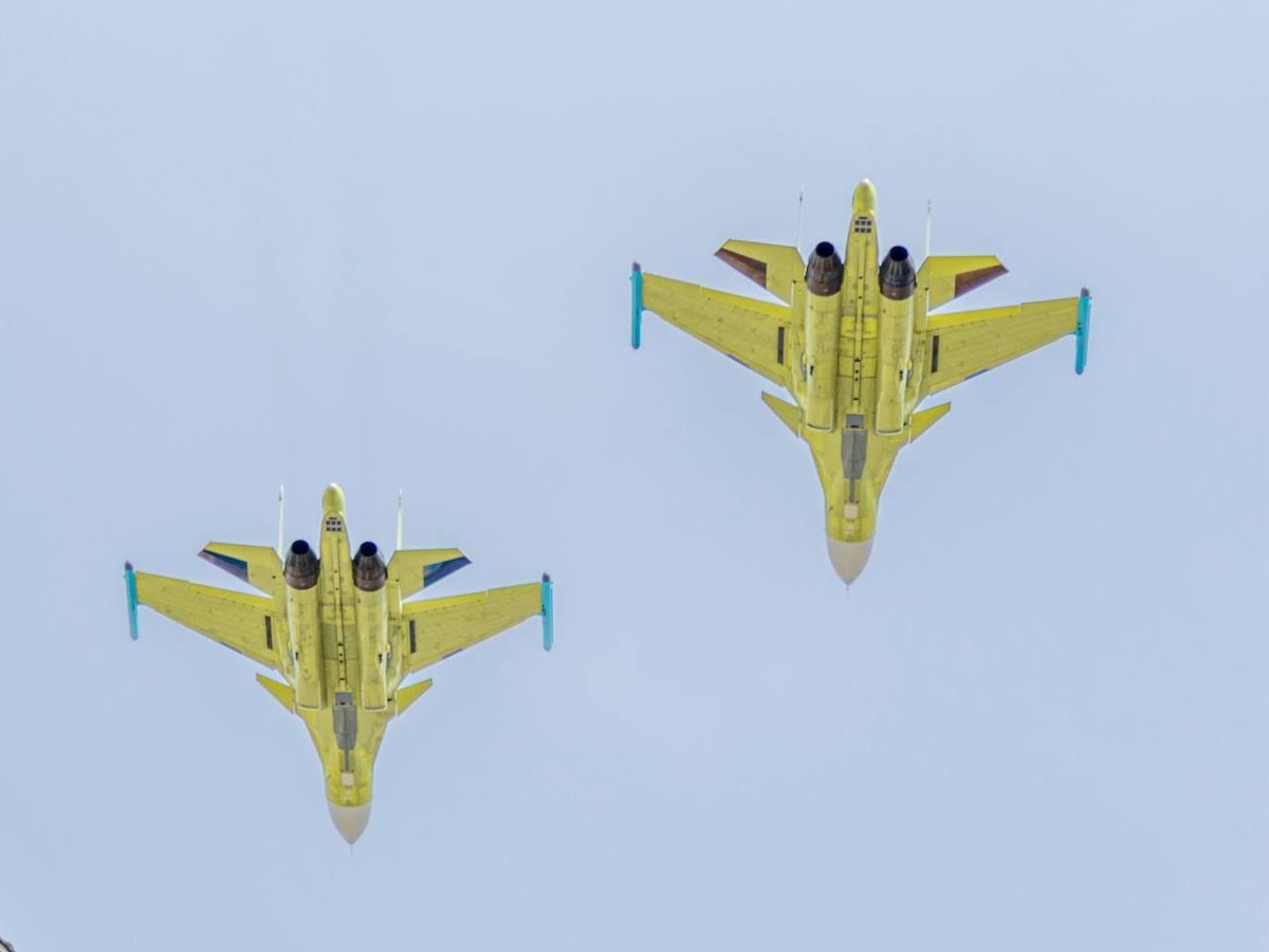   Испытательные версии истребителей Су-34 заметили на параде в Новосибирске