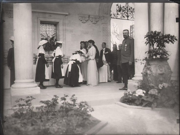 Великие княжны Ольга и Татьяна и ученицы одной из школ. Фото из интернета