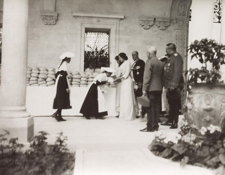 Великие княжны Татьяна и Мария и ученицы одной из школ. Фото из интернета