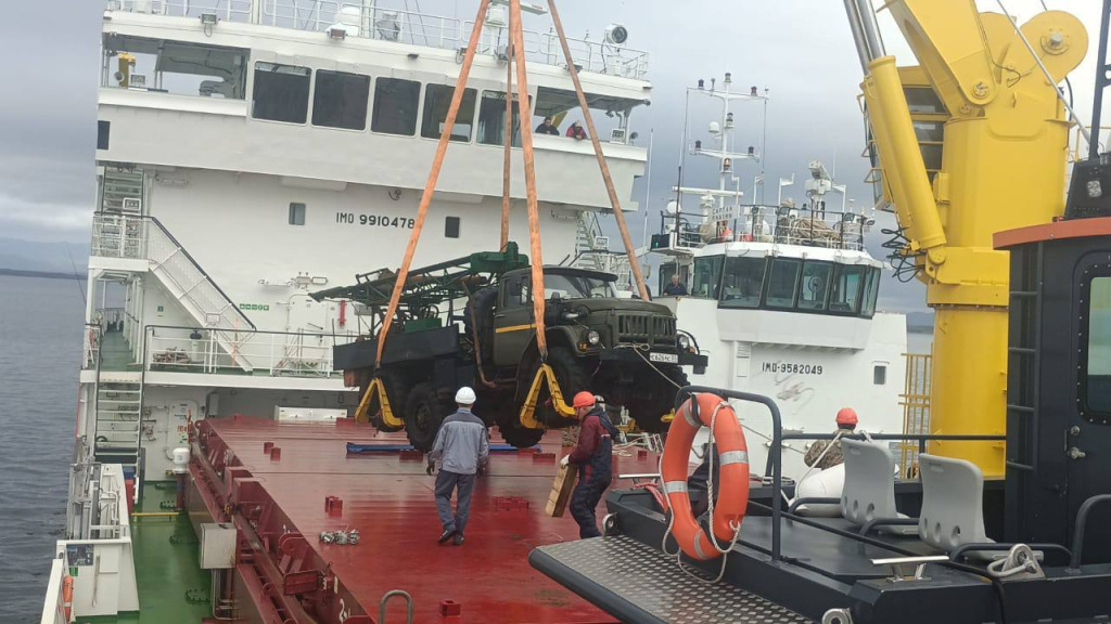 Морское пассажирское судно прибрежного плавания "Анатолий Чернеев", вернулось в порт Петропавловск-Камчатский после первого рейса на север полуострова. Судовой 25-тонный кран позволяется "Чернееву" проводить погрузочно-разгрузочные работы в местах, не оборудованных кранами / Фото: официальная телеграм-страница губернатора Камчатского края Владимира Солодова  📷
