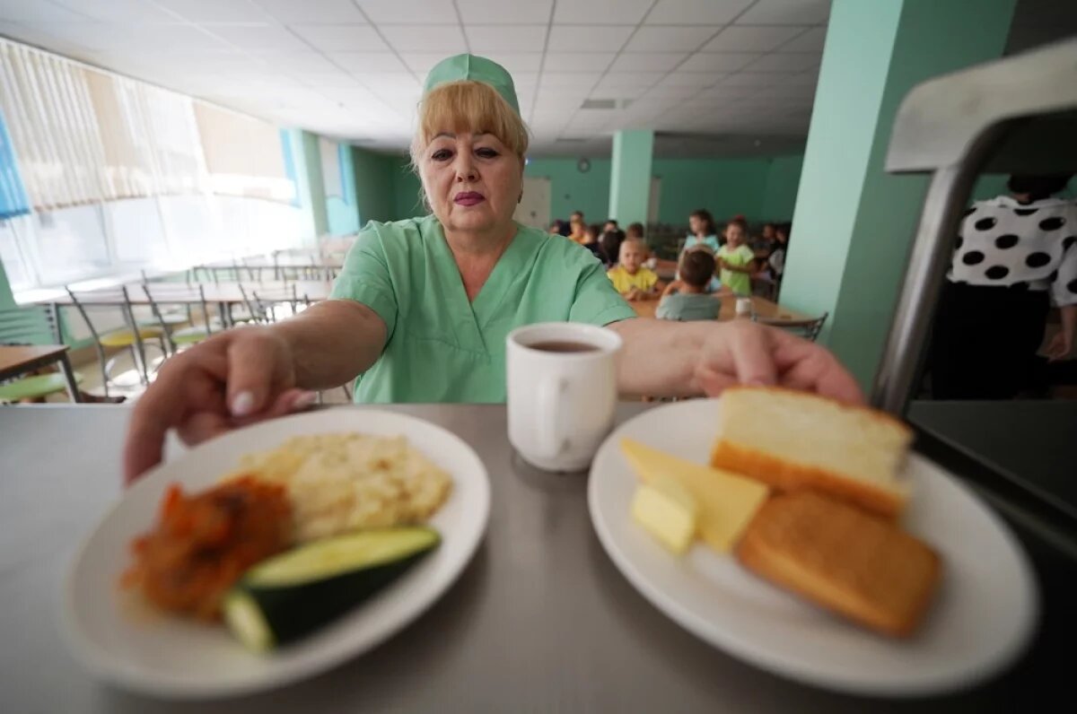    Перед тем как кормить детей, блюда надо продегустировать.
