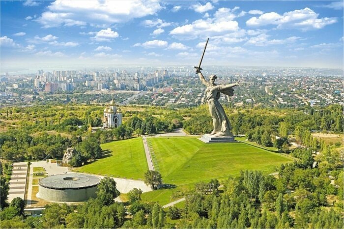 Самая высокая статуя в России, ещё и важнейшим историческим и культурным посылом. /Фото: wikiway.com
