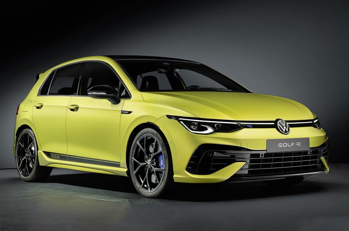 Volkswagen Golf — один из самых популярных компактных автомобилей в мире, выпускается с 1974 года. Модель сочетает в себе надежность, практичность и хорошую динамику.