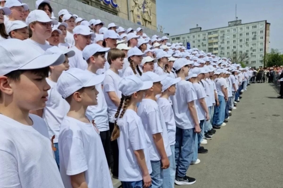    Более 600 школьников из Арсеньева приняли участие в исполнение песен Победы