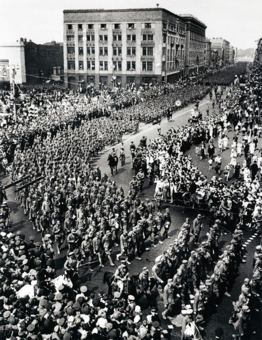 Дмитрий Бальтерманц. «Парад побежденных». 17 июля 1944 года в 11 часов утра в Москве начался марш военнопленных немцев. Дмитрий Бальтерманц запечатлел это историческое событие: по Садовому кольцу в течение нескольких часов провели более 57 тысяч немецких военнослужащих, в том числе офицеров и генералов, взятых в плен во время Белорусской наступательной операции «Багратион». Источник: Собрание Мультимедиа Арт Музея, Москва