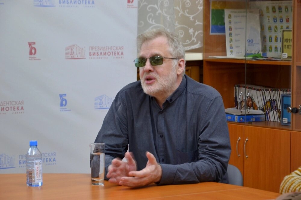    Дмитрий Карасюк исследовал сотни архивных материалов о Свердловске военных лет, и ему в этом помогали жена Елена и сын Роман. Фото: «АиФ-Урал»/ Дарья Попович