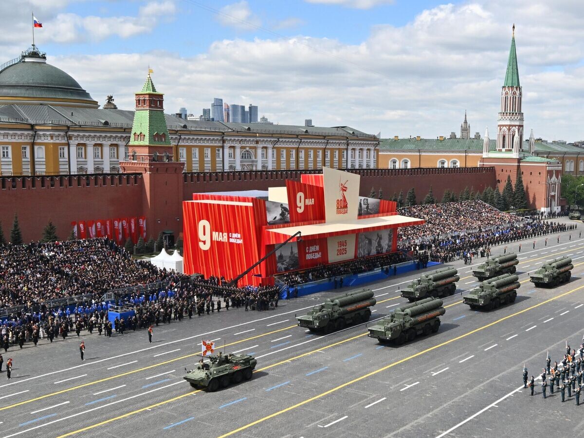    Бронетранспортер БТР-82А и зенитные ракетные системы С-400 на Красной площади в Москве на военном параде, посвященном 80-летию Победы в Великой Отечественной войне© Фотохост-агентство РИА Новости