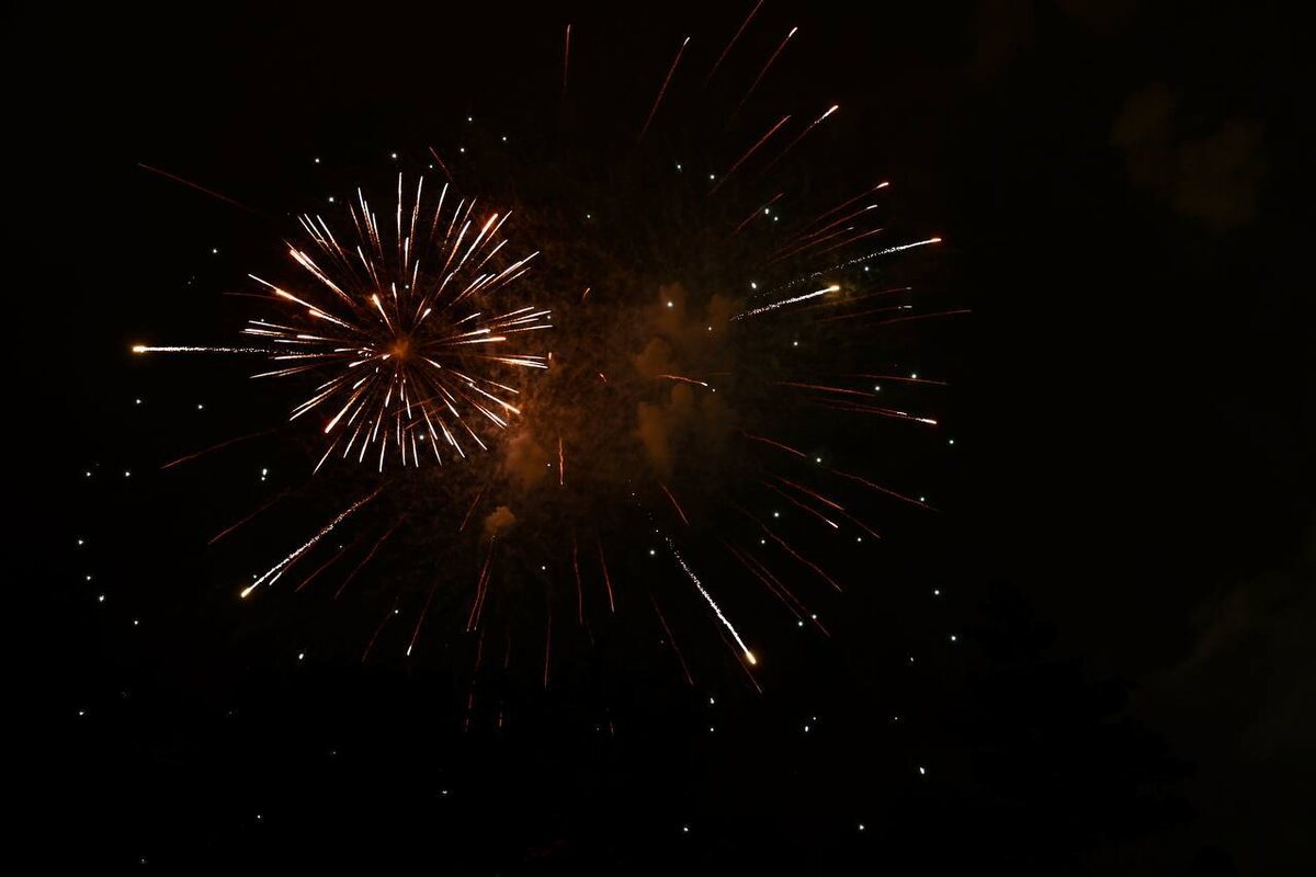 Это единственное изображение салюта, которое удалось найти на просторах сети